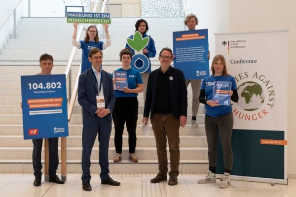 Petitionsübergabe: Über 100.000 Menschen fordern: Menschenrechte vor Konzerninteressen!