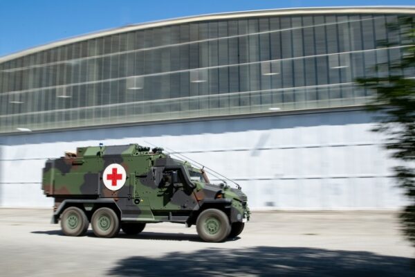 Fähigkeitslücke geschlossen / Neues mittleres geschütztes Fahrzeug an den Sanitätsdienst übergeben